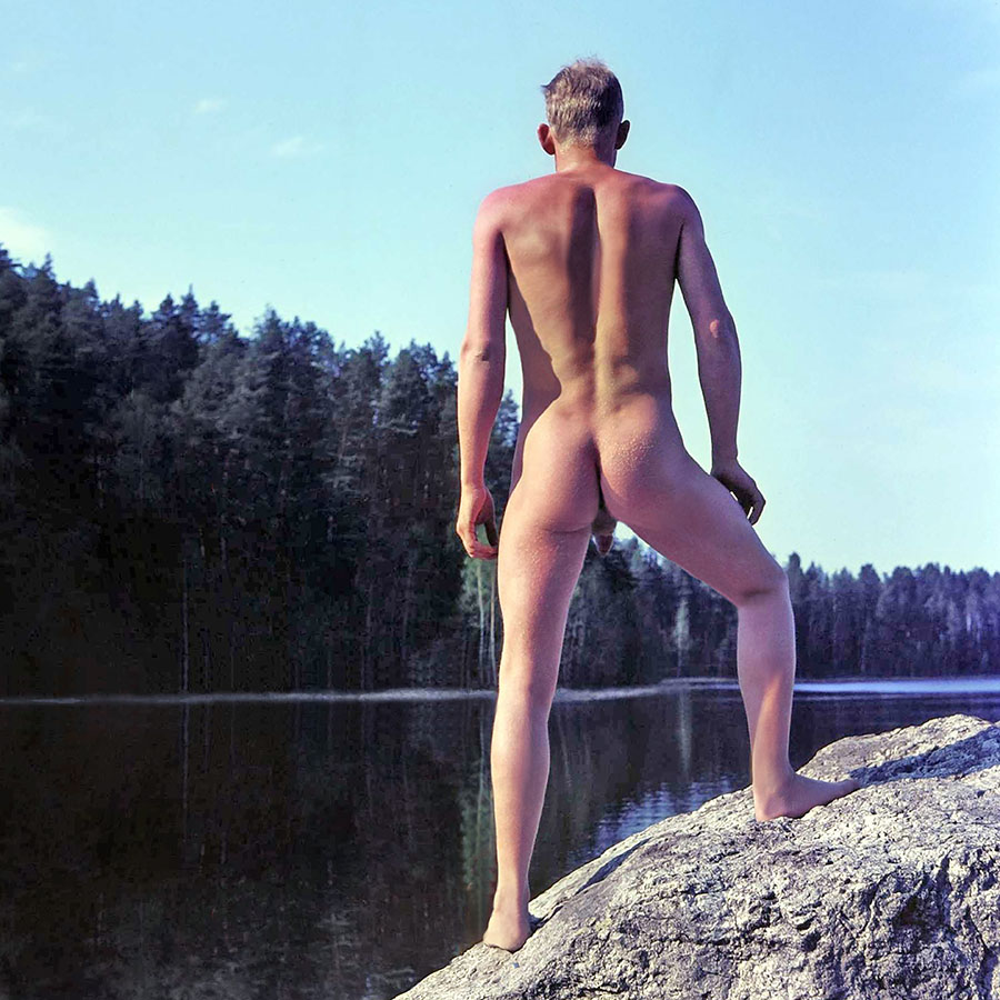 FKK, nackt und frei in der Natur - Nackter Mann bei einer Nordlandfahrt, Skandinavien